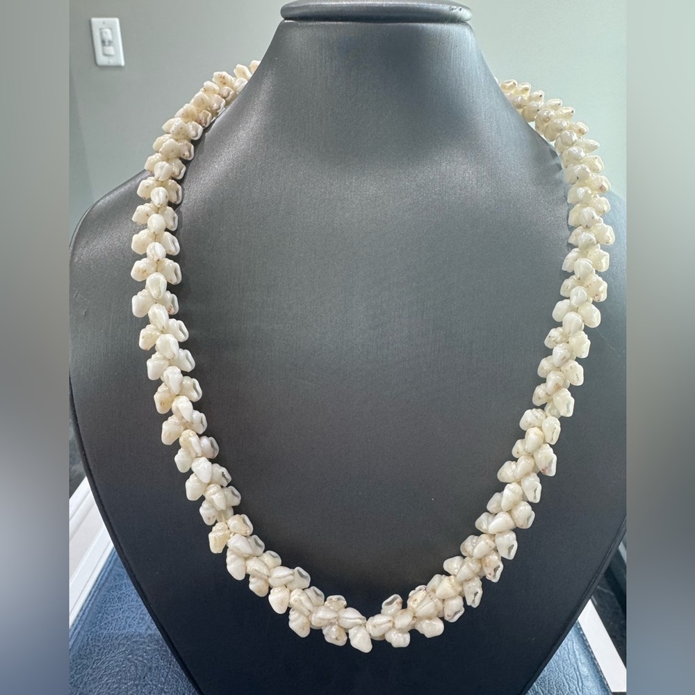 Ni’ihau Shell Lei Necklace with 14 k Filigree Clasp